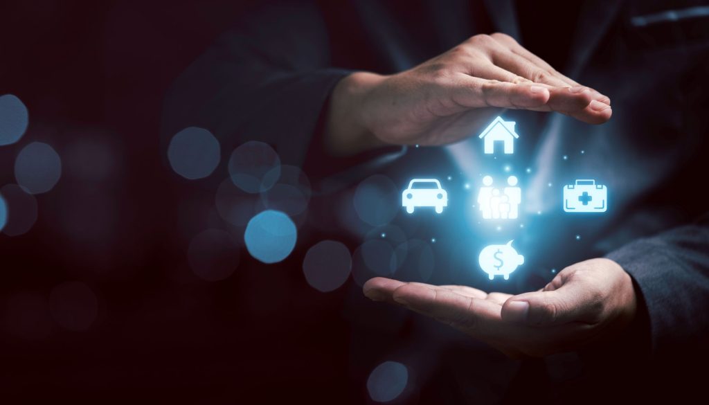 Empresário protegendo ícones de seguro de carro, casa, saúde, família e finanças, representando a escolha da melhor seguradora para diferentes necessidades.